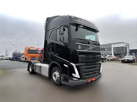 Внимательно читать документы, проверить того, кто продаёт технику, оценить техническое состояние: как не ошибиться с выбором б/у тягача с полуприцепом